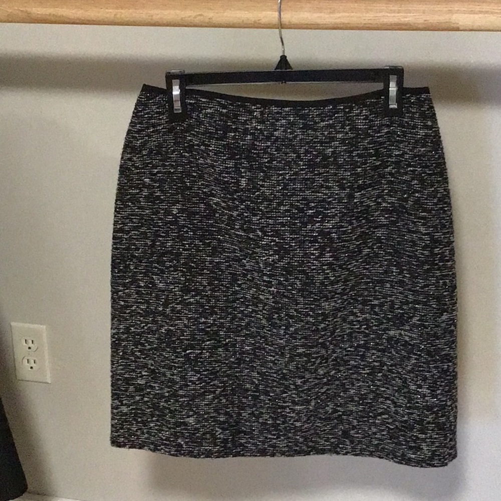 Kate Spade New York skirt  black and white boucle style with zipper in a back